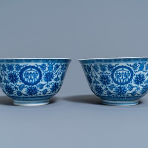 Une paire de bols 'wan shou wu jiang' en porcelaine de Chine en bleu et blanc, marque et époque de Qianlong — photo 7