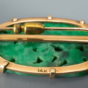 Une paire de boucles d'oreilles et une broche en jade à monture en or 14 carats, Chine, 20ème — photo 4