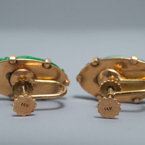 Une paire de boucles d'oreilles et une broche en jade à monture en or 14 carats, Chine, 20ème — photo 3