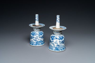Une paire de bougeirs en porcelaine de Chine en bleu et blanc à décor de dragons, 19ème