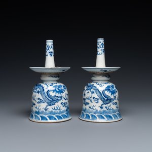 Une paire de bougeirs en porcelaine de Chine en bleu et blanc à décor de dragons, 19ème — photo 5