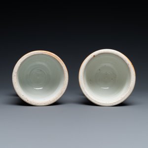 Une paire de bougeirs en porcelaine de Chine en bleu et blanc à décor de dragons, 19ème — photo 7