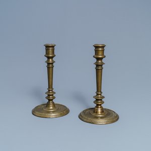 Une paire de bougeoirs à colonnes en bronze, France, 2ème moitié du 16ème — photo 1