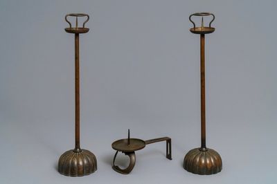 Une paire de bougeoirs de type shokudai en bronze et un exemplaire plus petit, Meiji/Showa, 19/20ème