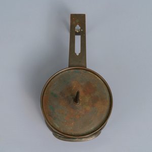 Une paire de bougeoirs de type shokudai en bronze et un exemplaire plus petit, Meiji/Showa, 19/20ème — photo 4