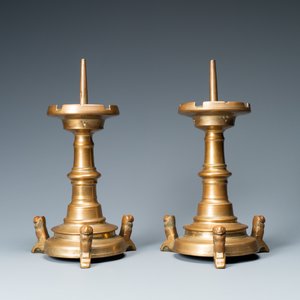 Une paire de bougeoirs en alliage de cuivre sur supports en forme de lions, Pays-Bas, 1ère moitié du 15ème — photo 2