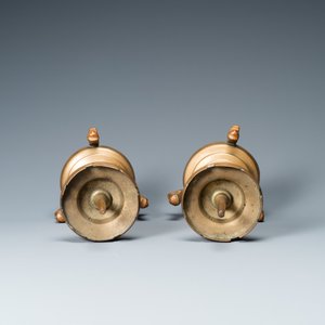 Une paire de bougeoirs en alliage de cuivre sur supports en forme de lions, Pays-Bas, 1ère moitié du 15ème — photo 5