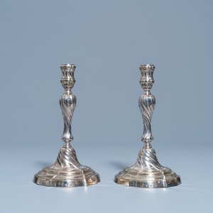 Une paire de bougeoirs en argent, marque de Carel Benninck, Bruges, datée 1778 — photo 1