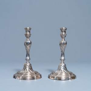 Une paire de bougeoirs en argent, marque de Carel Benninck, Bruges, datée 1778 — photo 2