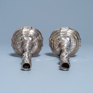 Une paire de bougeoirs en argent, marque de Carel Benninck, Bruges, datée 1778 — photo 5
