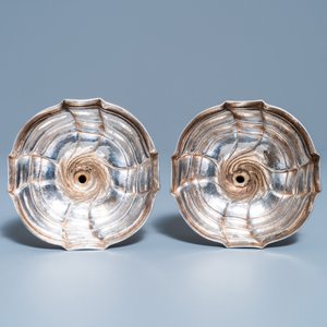 Une paire de bougeoirs en argent, marque de Carel Benninck, Bruges, datée 1778 — photo 6