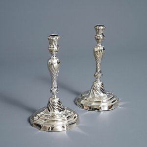 Une paire de bougeoirs en argent, marque de Carel Benninck, Bruges, datée 1778 — photo 1