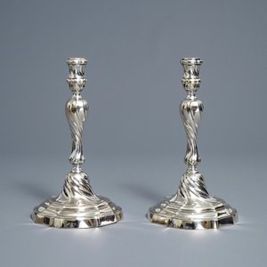 Une paire de bougeoirs en argent, marque de Carel Benninck, Bruges, datée 1778 — photo 5