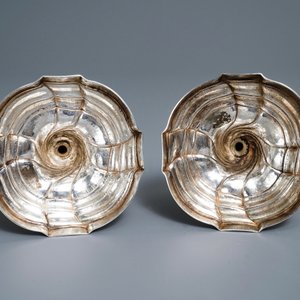 Une paire de bougeoirs en argent, marque de Carel Benninck, Bruges, datée 1778 — photo 6