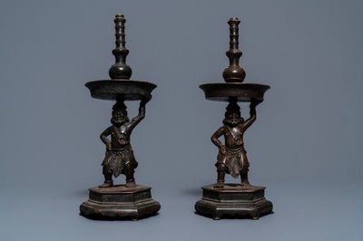 Une paire de bougeoirs en bronze, Chine, Ming
