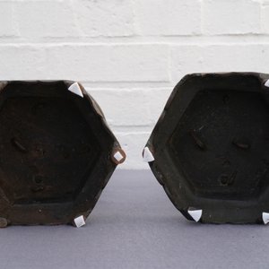 Une paire de bougeoirs en bronze, Chine, Ming — photo 11