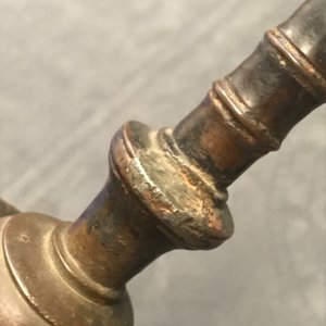 Une paire de bougeoirs en bronze, Chine, Ming — photo 15