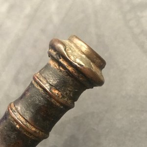 Une paire de bougeoirs en bronze, Chine, Ming — photo 16