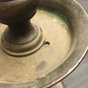 Une paire de bougeoirs en bronze, Chine, Ming — photo 18