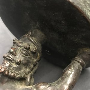 Une paire de bougeoirs en bronze, Chine, Ming — photo 27