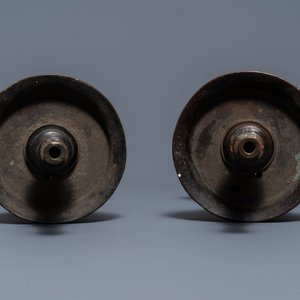 Une paire de bougeoirs en bronze, Chine, Ming — photo 5