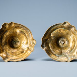 Une paire de bougeoirs en bronze doré, France, 18ème — photo 7