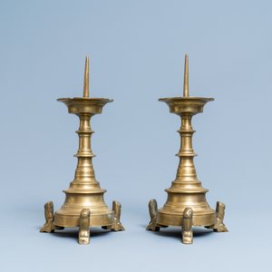 Une paire de bougeoirs en bronze, Flandres ou Pays-Bas, 16ème — photo 4