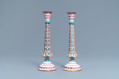 Une paire de bougeoirs en émaux de Canton, Chine, Yongzheng