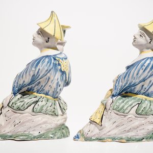 Une paire de bougeoirs en forme de chinois en faïence polychrome de Bruxelles, ca. 1800 — photo 4