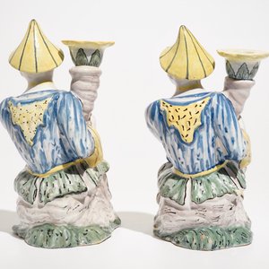 Une paire de bougeoirs en forme de chinois en faïence polychrome de Bruxelles, ca. 1800 — photo 5