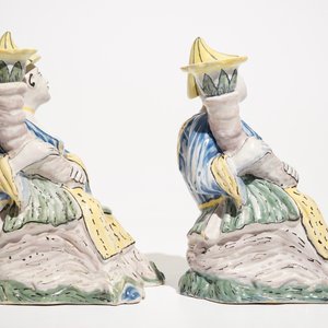 Une paire de bougeoirs en forme de chinois en faïence polychrome de Bruxelles, ca. 1800 — photo 6