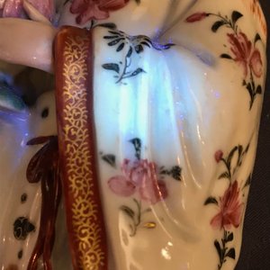 Une paire de bougeoirs en forme de femmes en porcelaine de Chine famille rose, Qianlong — photo 12