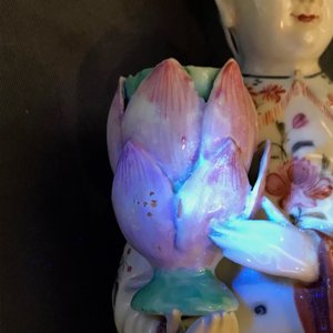 Une paire de bougeoirs en forme de femmes en porcelaine de Chine famille rose, Qianlong — photo 13
