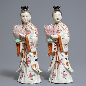 Une paire de bougeoirs en forme de femmes en porcelaine de Chine famille rose, Qianlong — photo 2