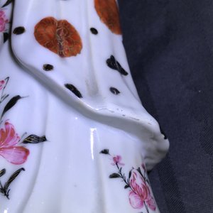 Une paire de bougeoirs en forme de femmes en porcelaine de Chine famille rose, Qianlong — photo 30