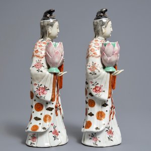 Une paire de bougeoirs en forme de femmes en porcelaine de Chine famille rose, Qianlong — photo 3