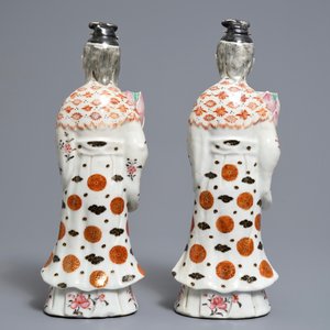 Une paire de bougeoirs en forme de femmes en porcelaine de Chine famille rose, Qianlong — photo 4
