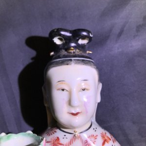 Une paire de bougeoirs en forme de femmes en porcelaine de Chine famille rose, Qianlong — photo 48