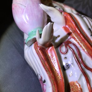Une paire de bougeoirs en forme de femmes en porcelaine de Chine famille rose, Qianlong — photo 50