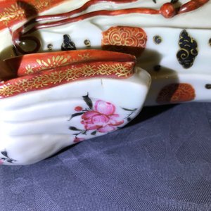 Une paire de bougeoirs en forme de femmes en porcelaine de Chine famille rose, Qianlong — photo 59