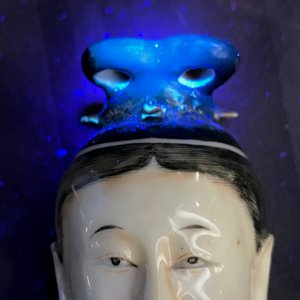 Une paire de bougeoirs en forme de femmes en porcelaine de Chine famille rose, Qianlong — photo 8
