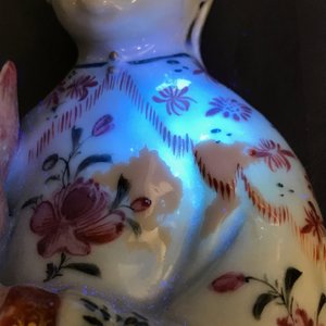 Une paire de bougeoirs en forme de femmes en porcelaine de Chine famille rose, Qianlong — photo 10