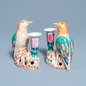 Une paire de bougeoirs en forme d'oiseaux en porcelaine de Chine famille rose, Jiaqing — photo 1