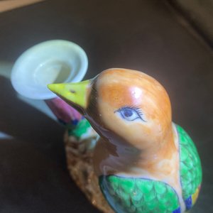 Une paire de bougeoirs en forme d'oiseaux en porcelaine de Chine famille rose, Jiaqing — photo 15