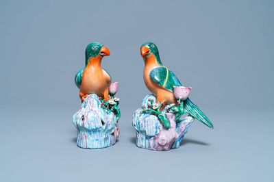 Une paire de bougeoirs en forme d'oiseaux en porcelaine de Chine famille rose, Qianlong