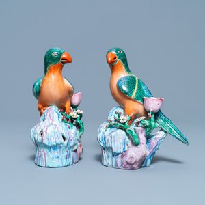 Une paire de bougeoirs en forme d'oiseaux en porcelaine de Chine famille rose, Qianlong — photo 1