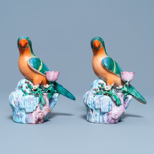 Une paire de bougeoirs en forme d'oiseaux en porcelaine de Chine famille rose, Qianlong — photo 2