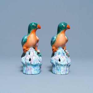 Une paire de bougeoirs en forme d'oiseaux en porcelaine de Chine famille rose, Qianlong — photo 3