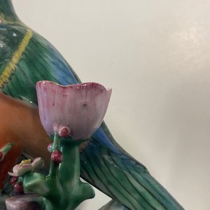 Une paire de bougeoirs en forme d'oiseaux en porcelaine de Chine famille rose, Qianlong — photo 8