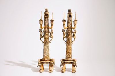 Une paire de bougeoirs en ivoire sculpté et ajouré, Chine, 18/19ème